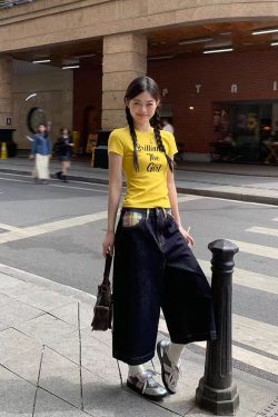 Yellow Retro Slim-Fit Short Sleeve T-Shirt for Women with Letter Print, Round Neck, Flattering Summer Style